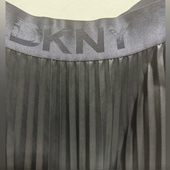 DKNY Black Pleated Skater Skirt faux leather size L - Picture 2 of 3